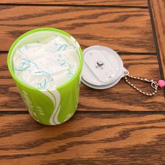 Wet wipes, in a “soda can” keychain! Choose from 4 colors. NWT - Picture 4 of 4